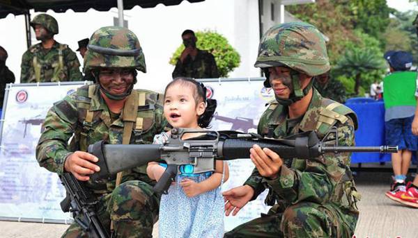 泰國迎來兒童節(jié) 孩子零距離體驗(yàn)重機(jī)槍