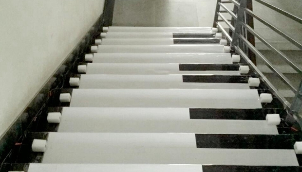 成都某大學(xué)現(xiàn)音樂(lè)樓梯 上下樓梯可彈琴