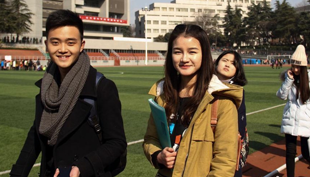 藝考現(xiàn)場排起超級長隊 美女帥哥如云