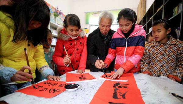 山區(qū)留守兒童學(xué)傳統(tǒng)技藝 寒假不“寒”