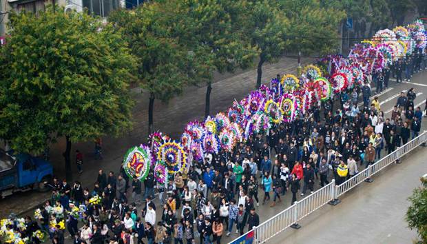 上千民眾送別“化緣校長”莫振高