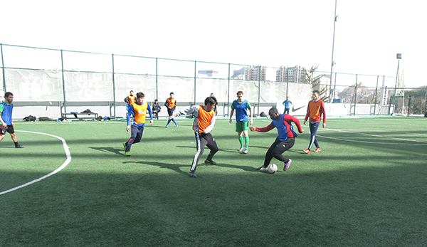 “老海牛”約戰(zhàn)五國(guó)聯(lián)隊(duì) 前喀麥隆國(guó)腳閃耀全場(chǎng)