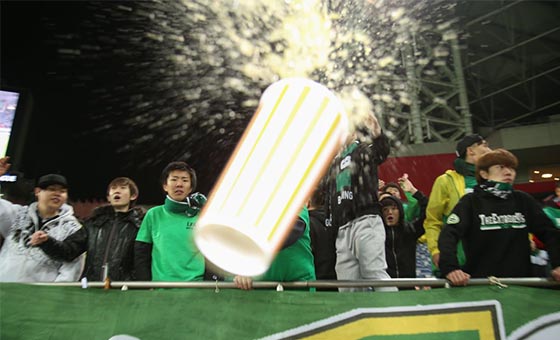 國安戰(zhàn)平浦和 激動球迷飲料杯怒砸攝影記者 國安戰(zhàn)平浦和 激動球迷飲料杯怒砸攝影記者