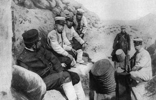 1914年日德战争中日军:战壕中日军士兵(组图)