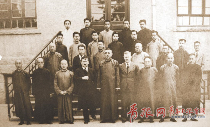最中间站立着是礼贤中学校长刘铨法刘铨法,1904年考