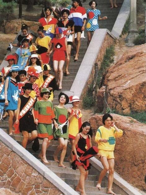 1988年青島第一支專業(yè)模特隊.jpg