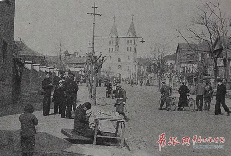 1948年青岛的老照片:天后宫门前人力车夫靠活