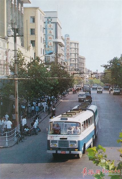 80年代青岛老照片:中山路上的公交车