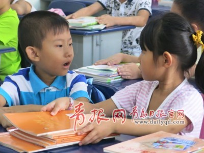 开学送孩子到学校 1c872cd119a4174e614a28.jpg