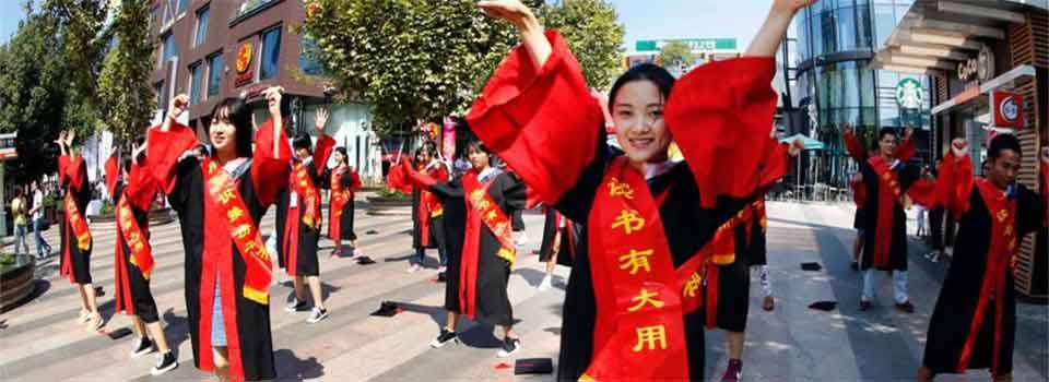 美女街頭穿博士服跳廣播體操完爆廣場(chǎng)舞