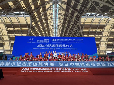 青報(bào)小記者探秘城軌展，親手“開地鐵”解鎖行業(yè)黑科技