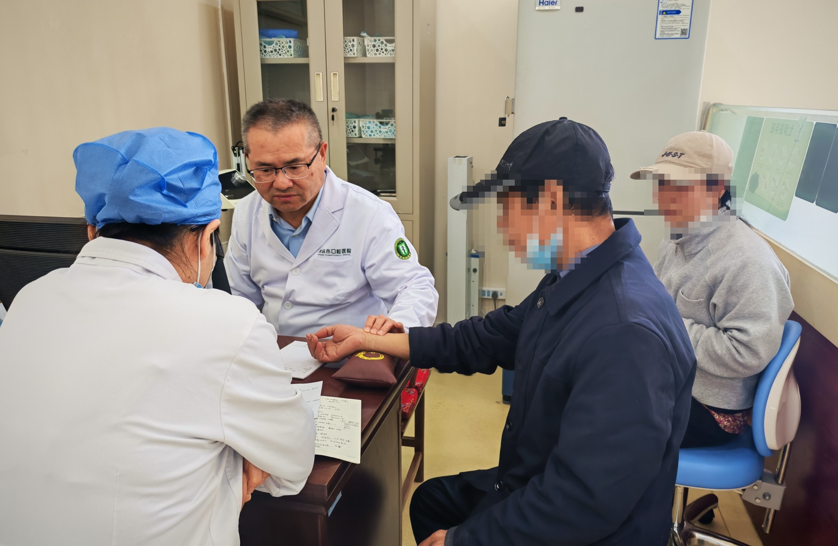 山东省名中医首次在青坐诊,为低保患者自掏腰包垫付医药费 -青报网-青岛日报官网