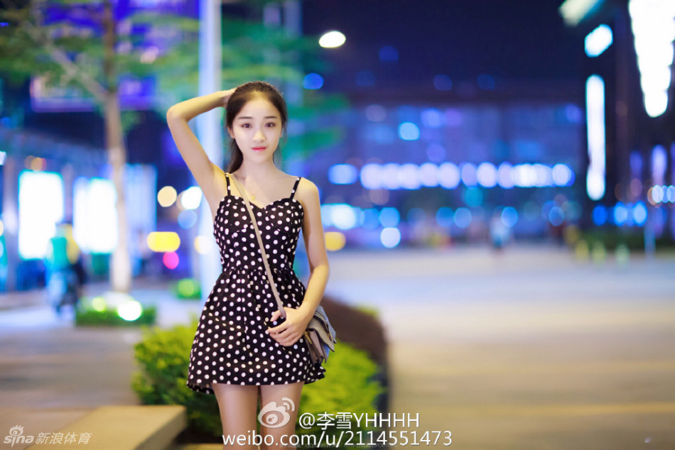 组图:哈尔滨20岁校花一字马走红 被赞最美身材