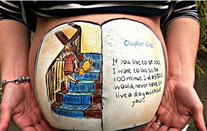 英藝術(shù)家孕婦肚皮上涂鴉紀(jì)念新生命