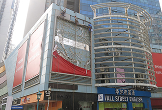 百根燈管高空懸搖搖欲墜路人顫 百根燈管高空懸搖搖欲墜路人顫