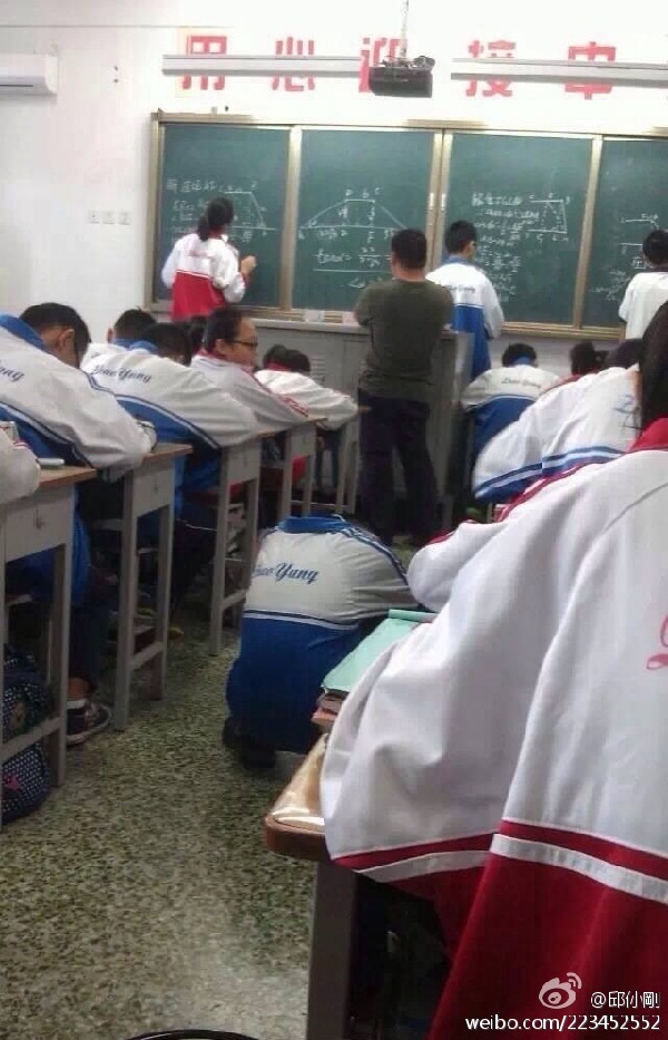 學生 課堂 老師 山東 濟寧 媒體 狗 遛狗 繩 栓