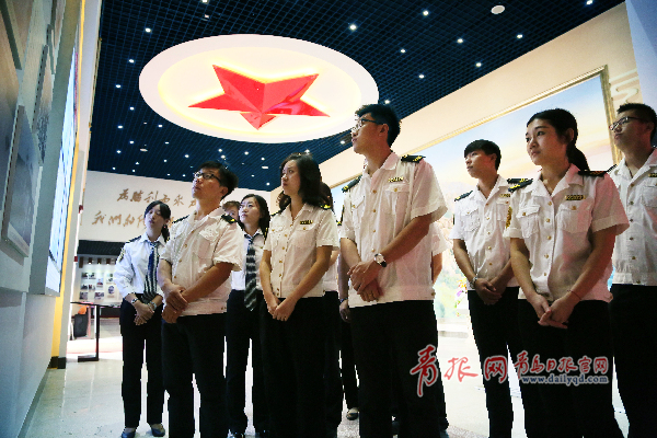 參觀黨史紀(jì)念館