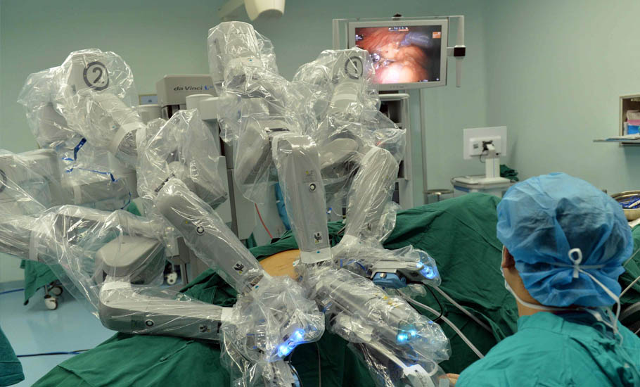 14日，兩臺不同尋常的手術(shù)先后在青大附院開展——被命名為“達(dá)芬奇”的手術(shù)機(jī)器人，揮動著它的“手臂”，配合著它的“神眼”，只通過患者身上幾個直徑不超過1厘米的小孔，就為兩名腎癌、胃癌患者實施了根治性切除術(shù)。據(jù)悉，這是山東省首家地方公立醫(yī)院啟用達(dá)芬奇機(jī)器人手術(shù)系統(tǒng)，標(biāo)志著青島市的外科手術(shù)進(jìn)入了國際高精尖的“機(jī)器人時代”。王娉 攝
