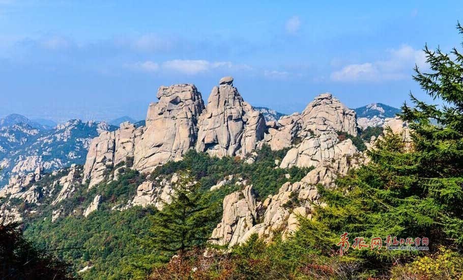 寒露過后，秋意更濃，十月巨峰，少了些霧靄，多了些明朗。登臨頂峰，放目遠(yuǎn)眺，但見群峰挺拔、遠(yuǎn)處山海一色，萬頃秋波瀑瀉千里。在青島，賞景當(dāng)數(shù)巨峰游覽區(qū)，登上嶗山最高峰巨峰，駐足遠(yuǎn)望，波光瀲滟，宛若置身于紅橙黃綠紫構(gòu)成的五彩畫卷中，盡情享受著大自然賜予的美麗，當(dāng)下的嶗山巨峰游覽區(qū)氣候宜人，正是登山休閑養(yǎng)生的好時(shí)節(jié)。攝影 紀(jì)春章  通訊員 祁于佩