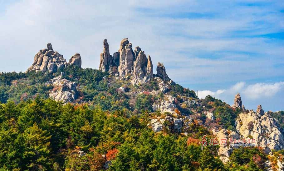 寒露過后，秋意更濃，十月巨峰，少了些霧靄，多了些明朗。登臨頂峰，放目遠(yuǎn)眺，但見群峰挺拔、遠(yuǎn)處山海一色，萬頃秋波瀑瀉千里。在青島，賞景當(dāng)數(shù)巨峰游覽區(qū)，登上嶗山最高峰巨峰，駐足遠(yuǎn)望，波光瀲滟，宛若置身于紅橙黃綠紫構(gòu)成的五彩畫卷中，盡情享受著大自然賜予的美麗，當(dāng)下的嶗山巨峰游覽區(qū)氣候宜人，正是登山休閑養(yǎng)生的好時(shí)節(jié)。攝影 紀(jì)春章  通訊員 祁于佩