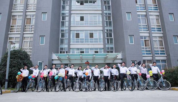 博士生集體婚禮 新郎騎自行車接親