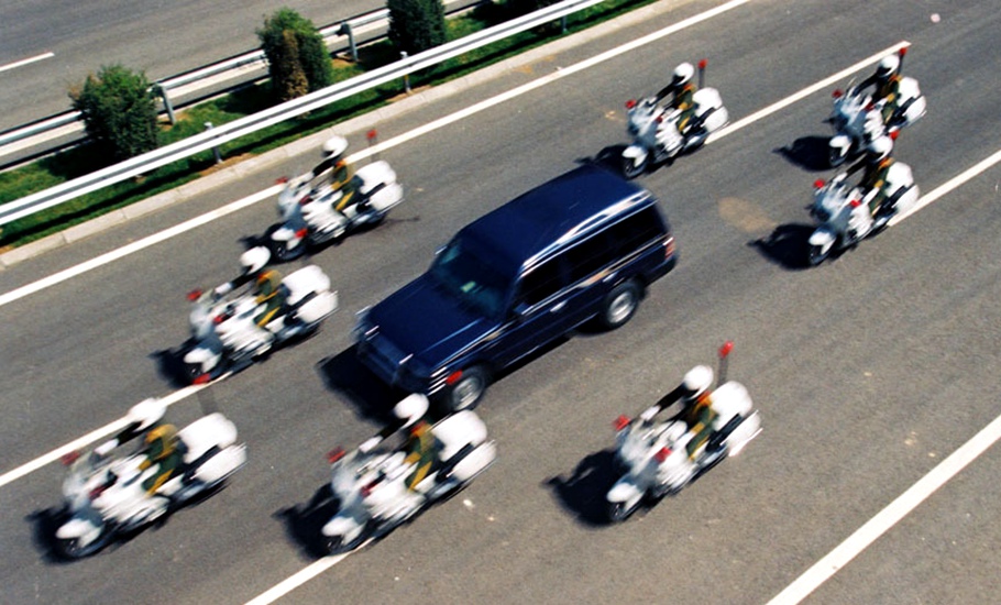 資料圖片：2002年4月，武警國賓護衛(wèi)隊在訓(xùn)練。