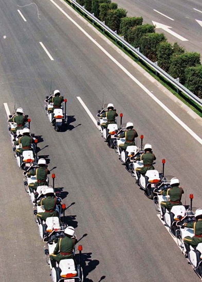 資料圖片：2002年4月，武警國賓護衛(wèi)隊在訓(xùn)練。