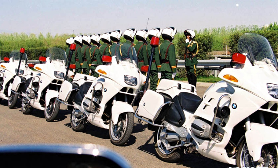 資料圖片：2002年4月，武警國賓護衛(wèi)隊在訓(xùn)練。