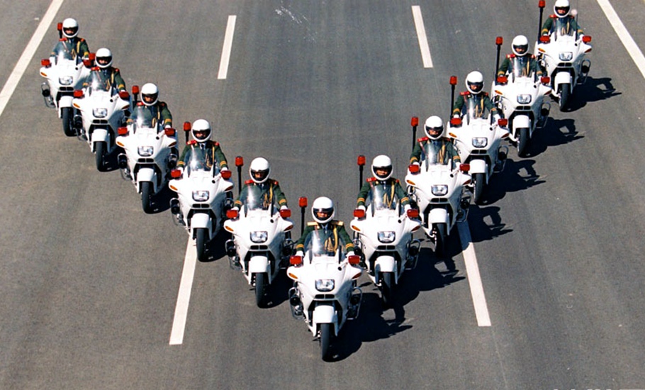 資料圖片：2002年4月，武警國賓護衛(wèi)隊在訓(xùn)練。