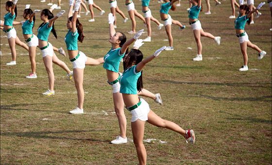 養(yǎng)眼！浙大高校學(xué)生熱褲露臍裝做廣播體操