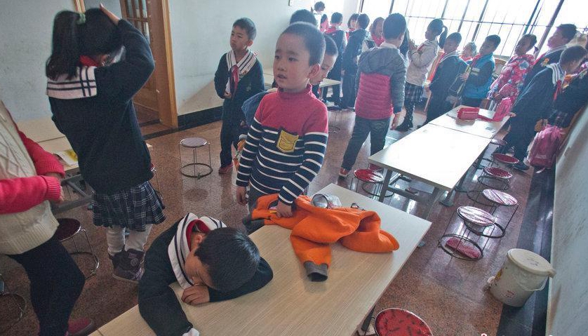 小學生爬20樓吃飯累到哭