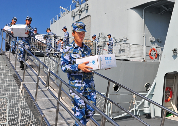 直擊“首次三艦并靠補給”