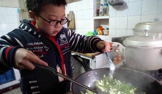 拾荒救父男孩：替爸爸做家中的頂梁柱