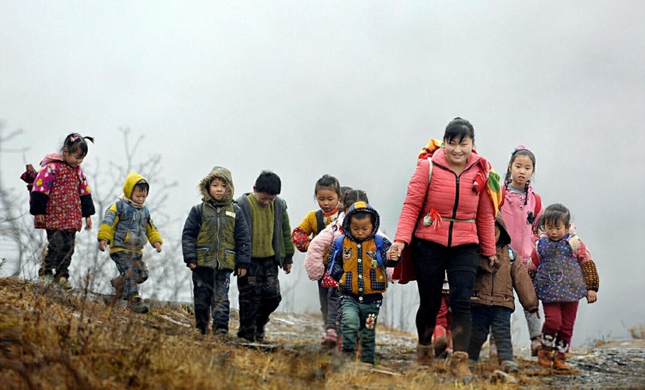 去年，鄉(xiāng)上準備將石牌村小撤了，把這里的學(xué)齡兒童都送到鄉(xiāng)中心學(xué)校就讀，但家長們集體挽留，希望能保住學(xué)校，讓孩子們就近上學(xué)。李雪梅說，5公里路以內(nèi)的娃娃都在這里讀書，最遠的距離學(xué)校單邊要翻過幾道梁，走兩個多小時，最近的也要半個多小時。