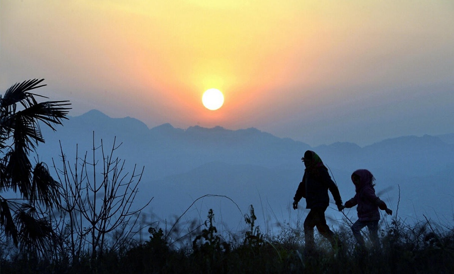 1年級學(xué)生劉倩每天由婆婆陪伴，翻過幾道梁走兩個多小時才能到達學(xué)校。 
