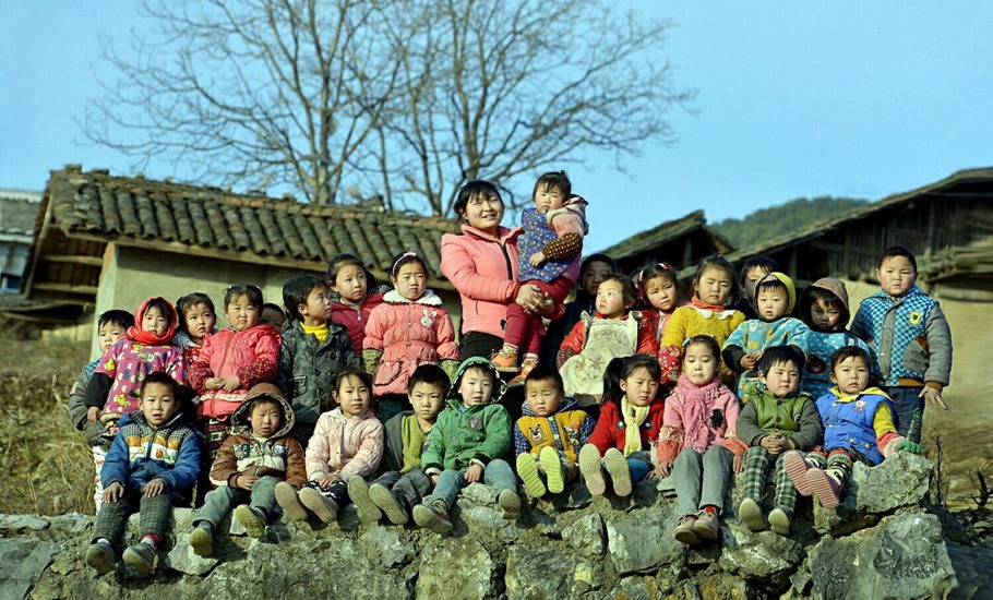 廣元市朝天區(qū)麻柳鄉(xiāng)石牌村小，90后老師李雪梅和她的36個學(xué)生。“4年前，我高中畢業(yè)回到老家，那時村里正缺老師，村支書三番五次登門，懇請我留下來當(dāng)代課老師?！保耙驗橹挥形乙蝗?，所以班主任、校長都是我了?！弊咴诖謇?，不論誰見到李雪梅，都會親切地叫她一聲“小李老師”。