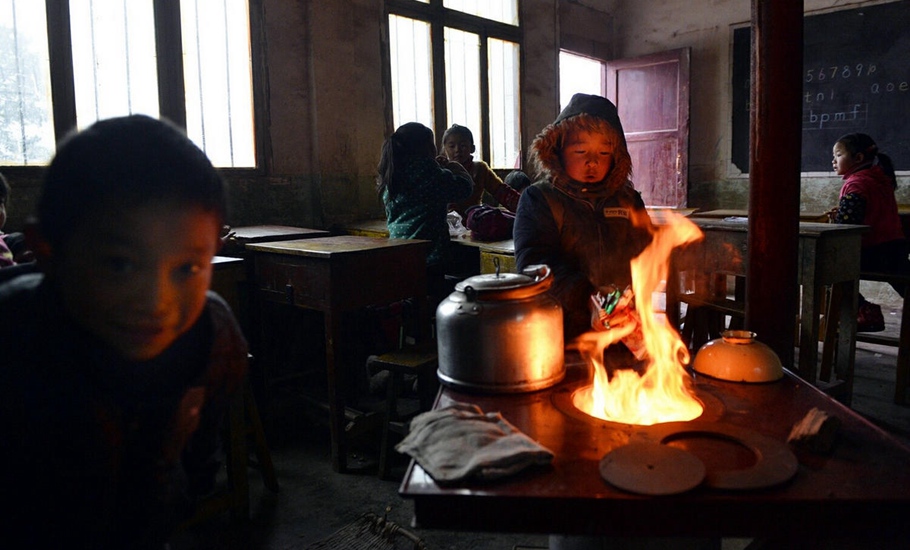 孩子暖和身子全靠教室里的這臺火爐。