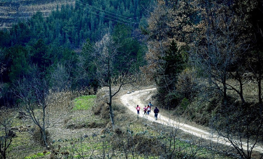 通往村小的小道上，每天回蕩著孩子的歡笑聲。  