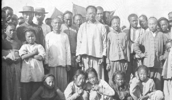 20世紀初的臺東鎮(zhèn)：街頭看戲孩子全神貫注