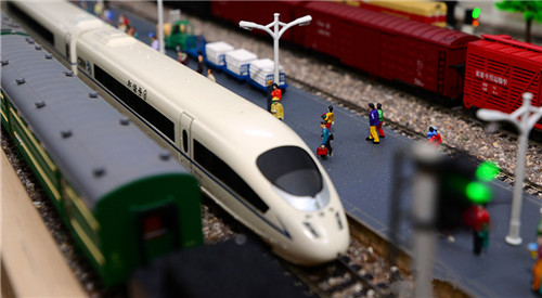 機(jī)車達(dá)人造迷你火車帝國(guó) 閣樓里建火車站