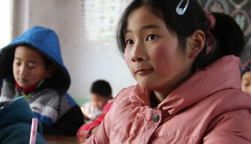 山東11歲女孩堅強照料癱瘓母親獲贊