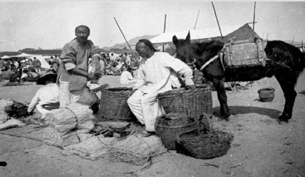 李村大集老照片：擺地?cái)傋杂山灰祝ńM圖）