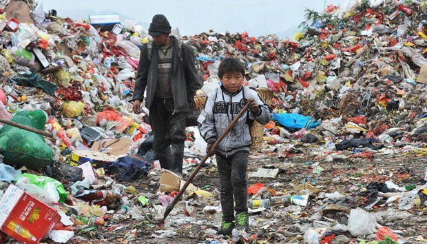 貴州兒童隨拾荒父母垃圾場過春節(jié)