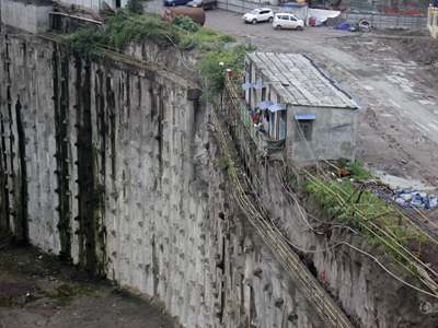 高清：建在25米深坑邊的農(nóng)民工臨時住宅 屋后走廊懸空而立