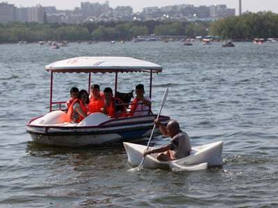 船長 自制泡沫船暢游