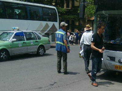 高清：湖南路外地大客亂停 泊車員指揮停車引爭(zhēng)議