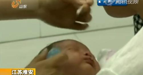 真實的以撒結(jié)合！親哥將弟弟雙眼用膠水殘忍封住