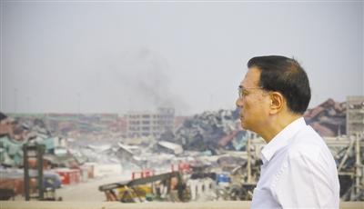 李克強(qiáng)在天津港“8·12”瑞海公司危險(xiǎn)品倉庫特別重大火災(zāi)爆炸事故現(xiàn)場。