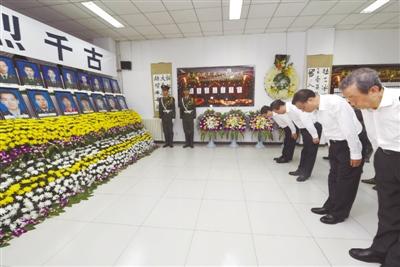 李克強(qiáng)向已確認(rèn)犧牲的現(xiàn)役和非現(xiàn)役消防人員默哀并三鞠躬。