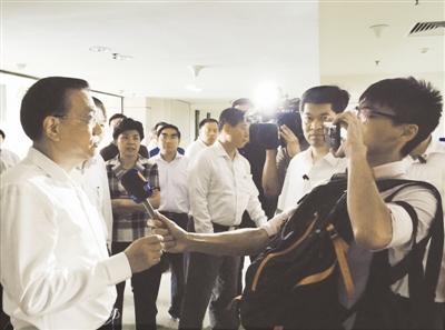 李克強(qiáng)在天津泰達(dá)醫(yī)院看望傷者時(shí)，一名記者追問(wèn)“編外消防員”問(wèn)題。